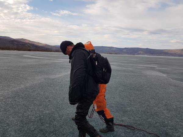 На Байкале спасли мужчину, провалившегося под лёд 