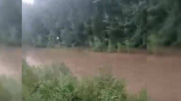 В Бурятии разлившаяся река затопила дорогу 