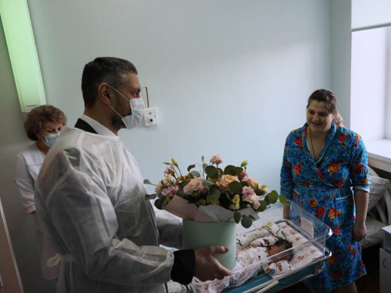 В Забайкалье поздравили маму первой новорождённой в День юбилея края