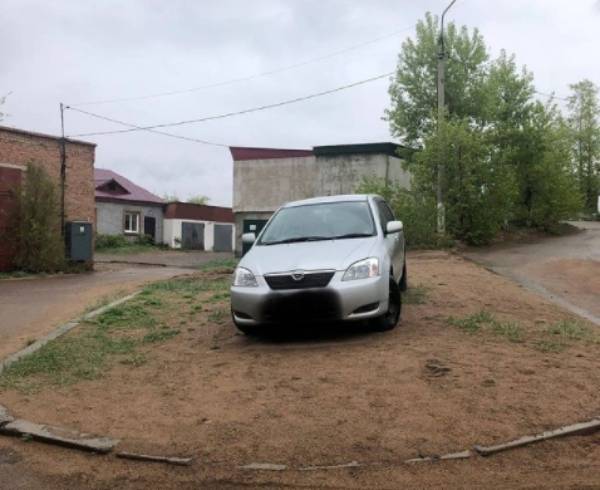 В Улан-Удэ разгорелся спор о штрафах за парковку на газоне