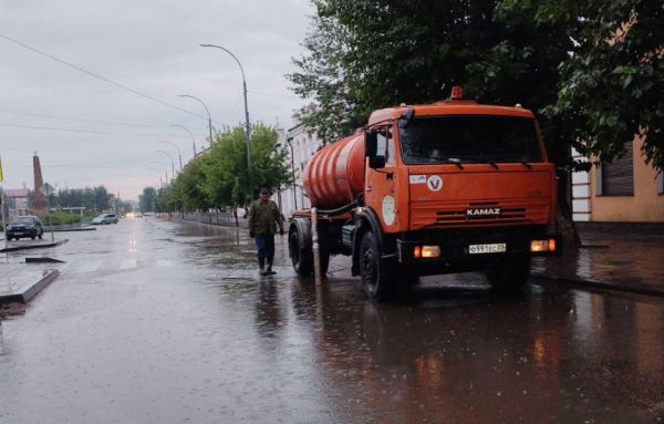 В Улан-Удэ откачивают лужи после ночного дождя 