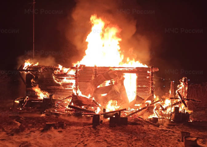 В Иркутской области в «новогоднем» пожаре погибли 2 человека