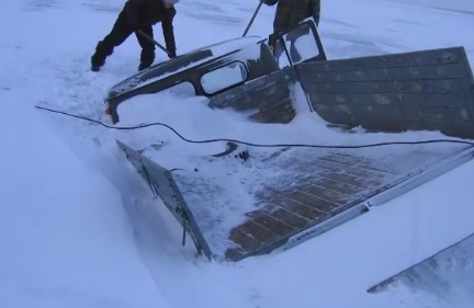 МЧС представило видео с провалившимся на Байкале автомобилями