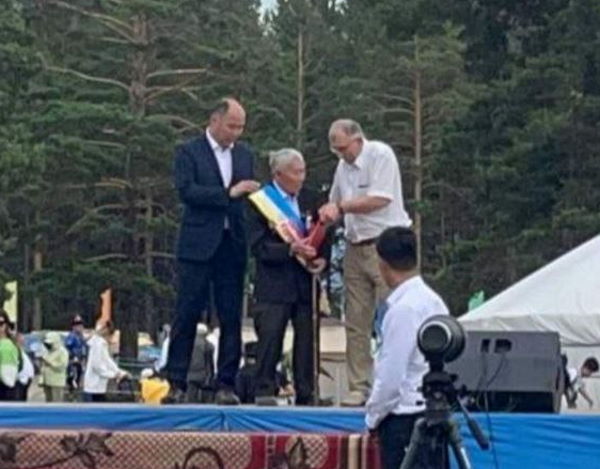95-летнему жителю Бурятии присвоили звание «Почётный гражданин Курумканского района»