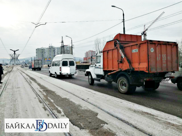 В Улан-Удэ мусоровоз протаранил маршрутку с пассажирами (видео) 