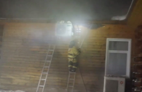 В Иркутской области с горящего кафе эвакуировались 65 человек 