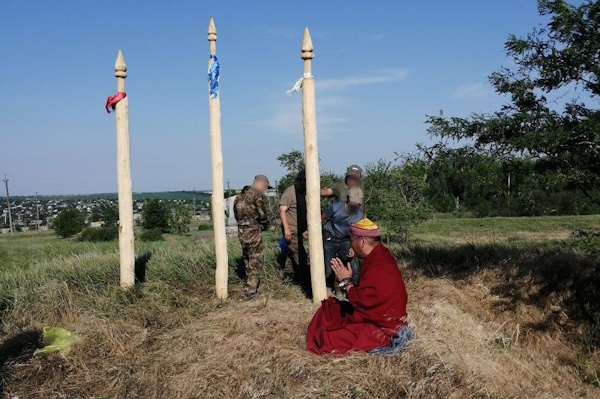 Участники СВО из Бурятии установили в ДНР ритуальные столбы