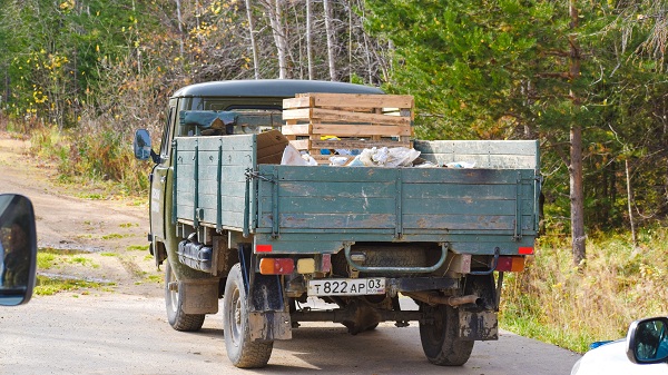 Лесники Бурятии вывезли с побережья Байкала более 30 мешков мусора
