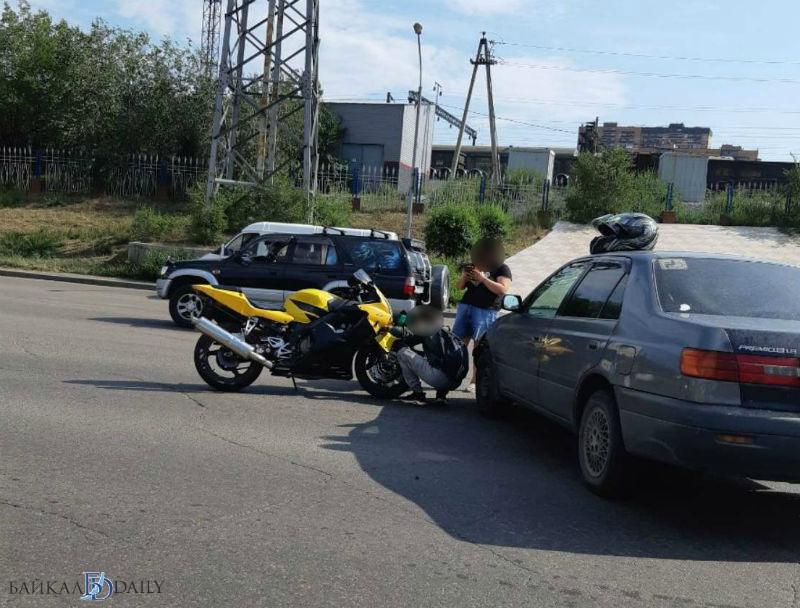 В центре Улан-Удэ в ДТП пострадал пассажир мотоцикла 