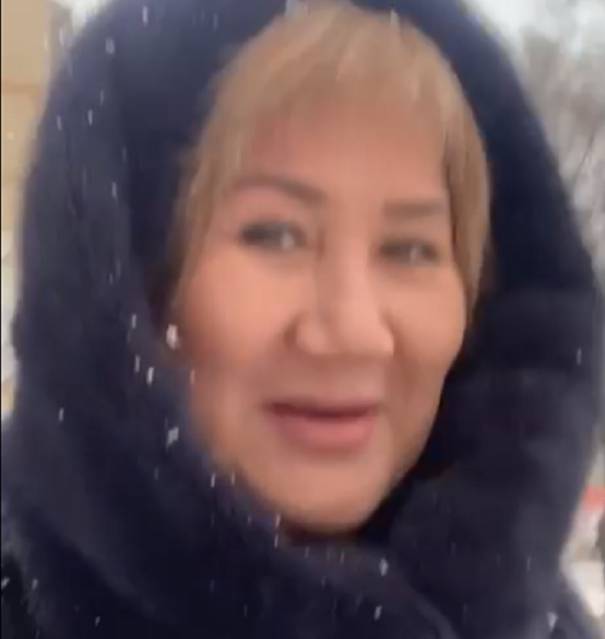 Экс-депутат из Бурятии привезла с малой родины снег в Запорожье 