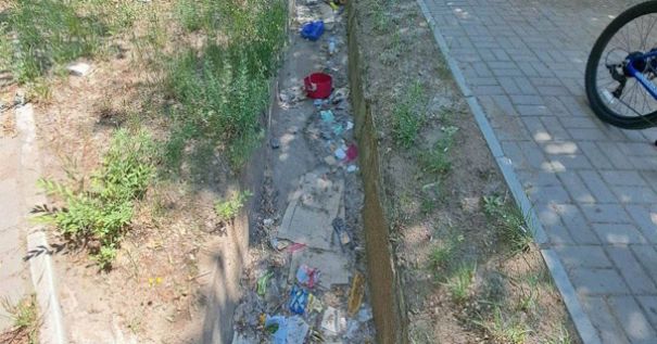 В Улан-Удэ разобрались с ливнёвкой, превратившейся в мусорную канаву 