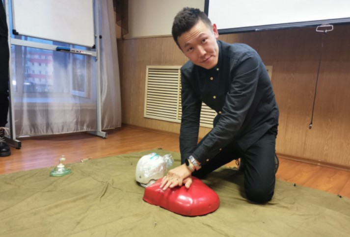 В Улан-Удэ студентов научили помогать потерявшим сознание людям