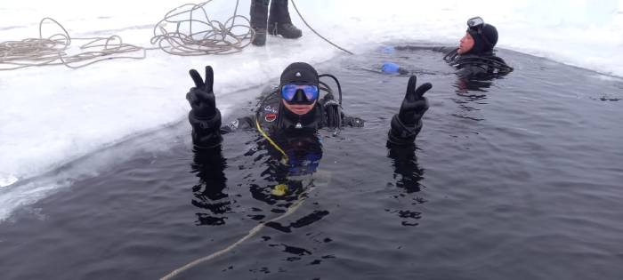 В Бурятии спасатели тренировались в ледяной воде
