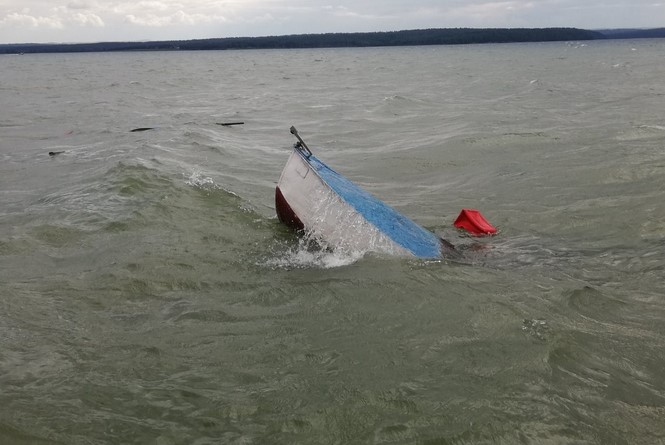 В Иркутской области двое человек на ходу выпали из лодки