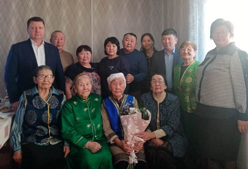 В районе Бурятии труженицу тыла поздравили с 95-летием