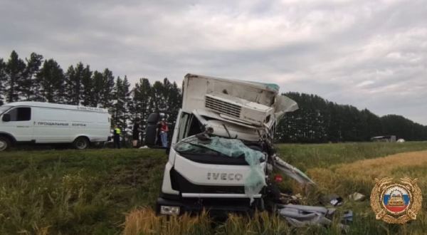 В Иркутской области водитель фуры погиб в столкновении с тягачом 