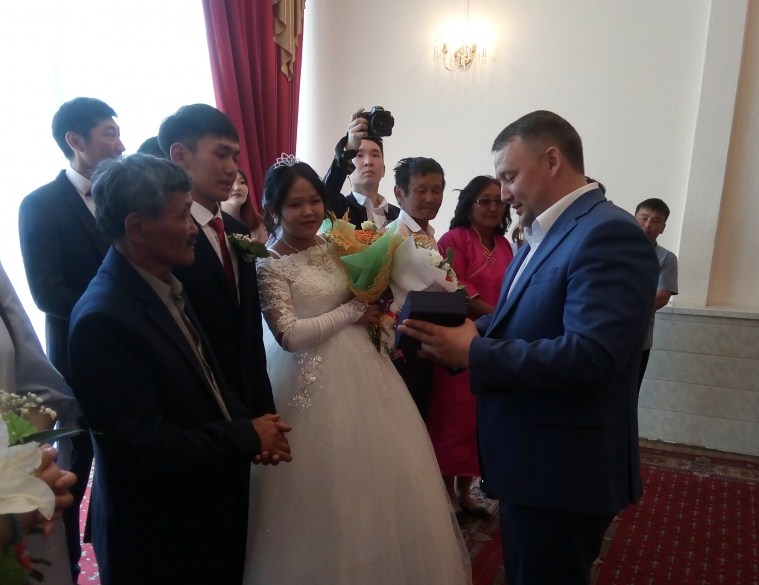 Министр спорта Бурятии поздравил пару, сыгравшую свадьбу в День молодёжи
