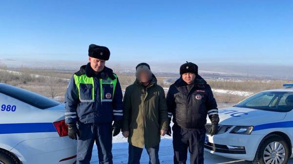 В Забайкалье полицейские пришли на помощь дальнобойщику, чья фура сломалась на морозе 