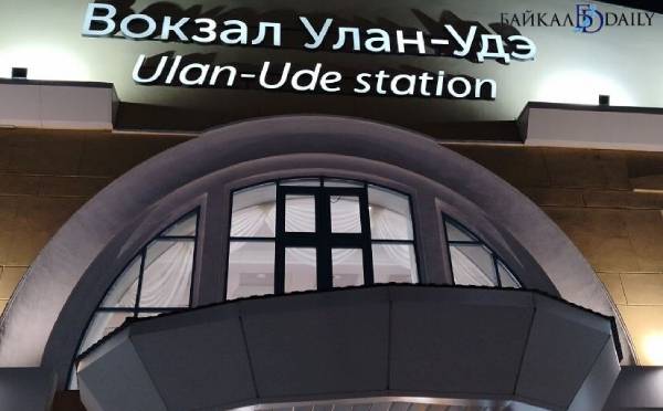 На вокзале Улан-Удэ пассажиры перелезли через ограждение, чтобы их не досматривали 