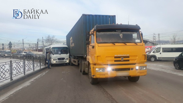 В Улан-Удэ столкнулись «КамАЗ» и автобус
