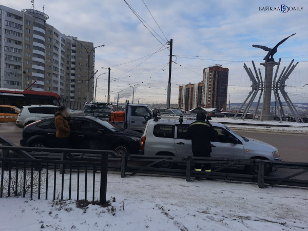 Байкал дейли реальном. ДТП на Лебедева Улан-Удэ. ДТП Улан-Удэ сегодня на ул Краснодонская. Авария на Гвардейской улице в Улан-Удэ видео. Круговое движение на Ключевской Улан-Удэ 2021 год.