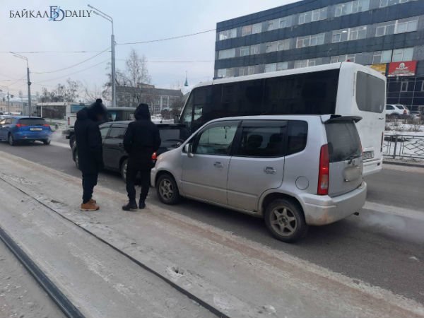 Скорая улан удэ. М Кантер 1997 мицбиеи, в Улан-Удэ.. Toyota возле пятиэтажке. Теана врезалась в машины Улан-Удэ.