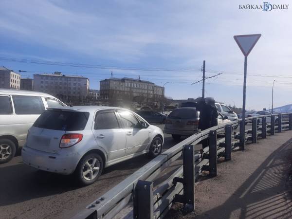 Байкал дейли реальном. Гололёд Улан Удэ. ДТП на мосту Бабушкина в Улан-Удэ. Гололёд Улан.