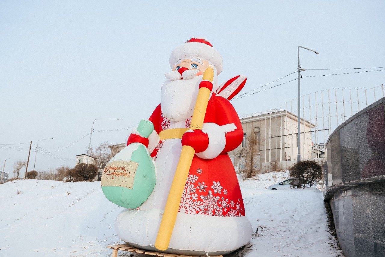 В центре Улан-Удэ появились Дед Мороз и Снегурочка | 20.12.2022 | Новости  Улан-Удэ - БезФормата