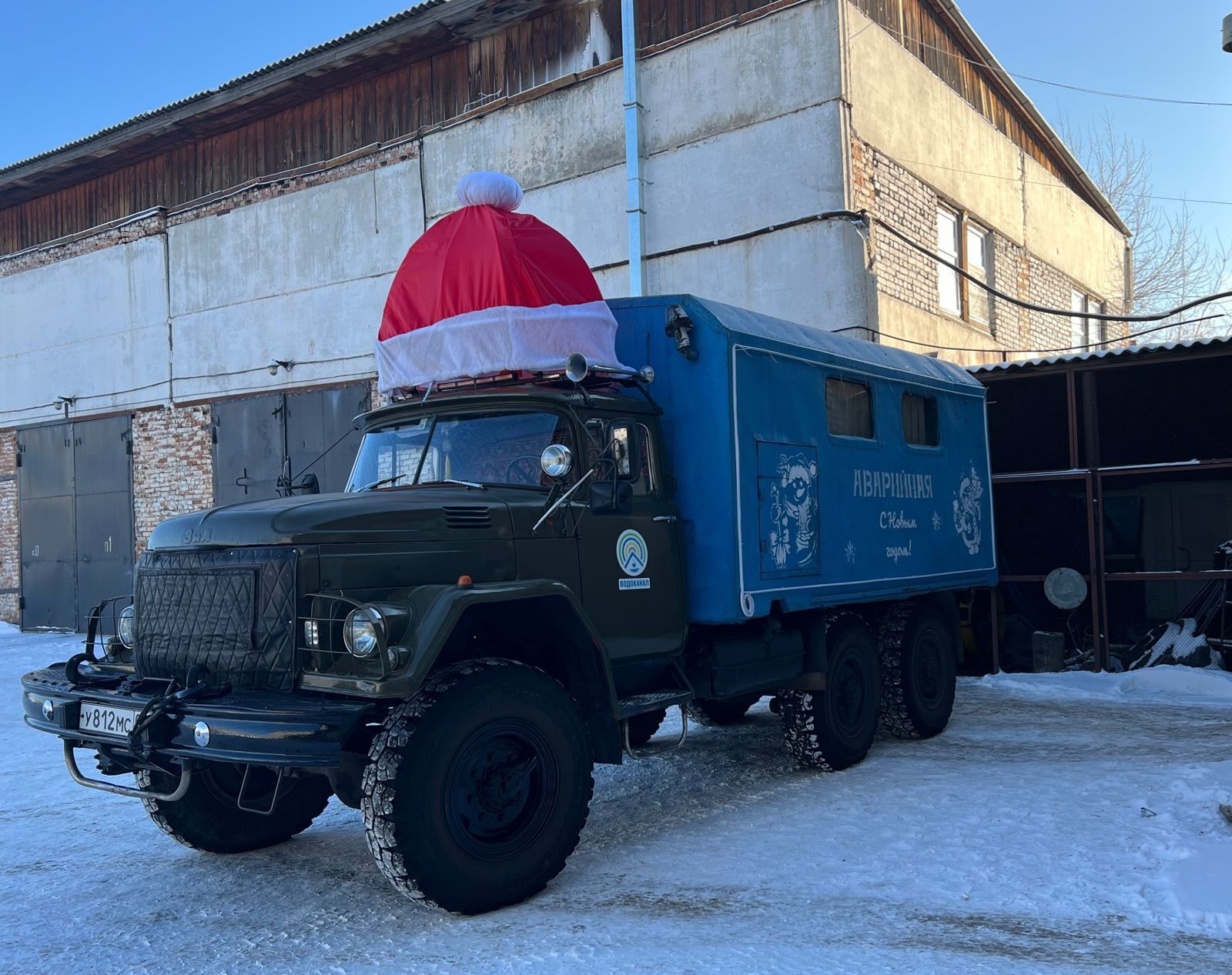 Аварийные машины в Улан-Удэ нарядили в двухметровые новогодние шапки |  Байкал Daily - Новости Бурятии и Улан-Удэ в реальном времени