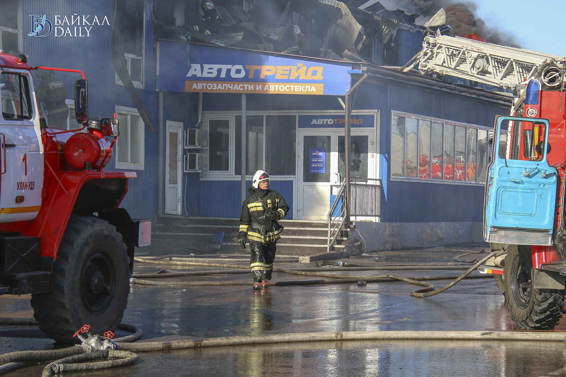 Пожар в улан удэ. Пожар в Улан-Удэ 19 апреля 2021. Пожар в Улан Удэ вчера. Пожар на складе автозапчастей в Улан Удэ. Пожар в автотрейде в Улан Удэ.