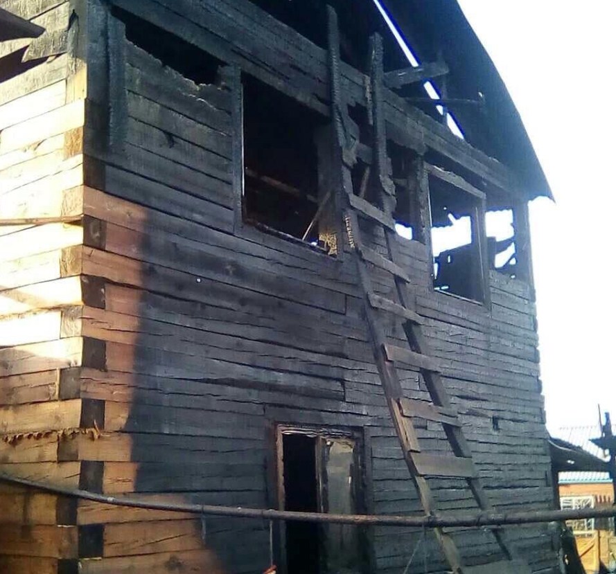 У многодетной семьи в Улан-Удэ сгорел дом со всем имуществом 