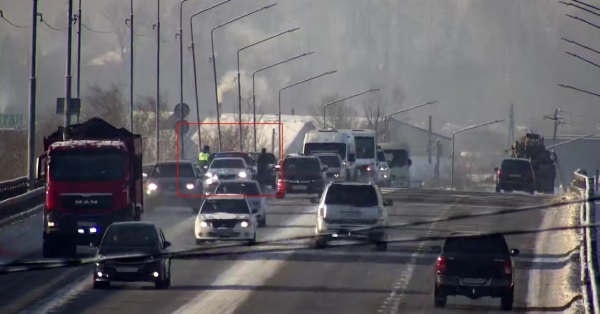 Легковой автомобиль и автокран движутся по мосту