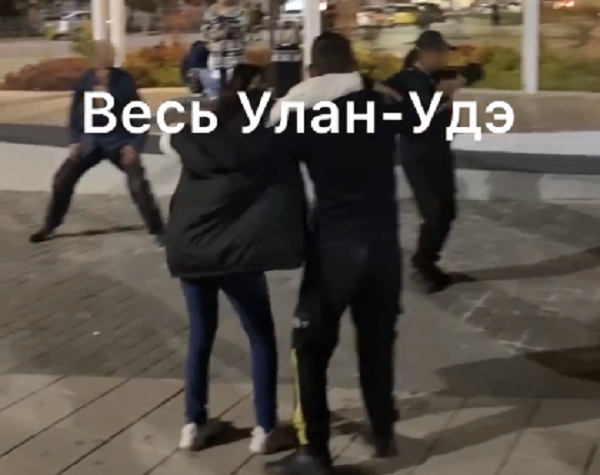 Две пьяные бабы и мужик: порно видео на riosalon.ru