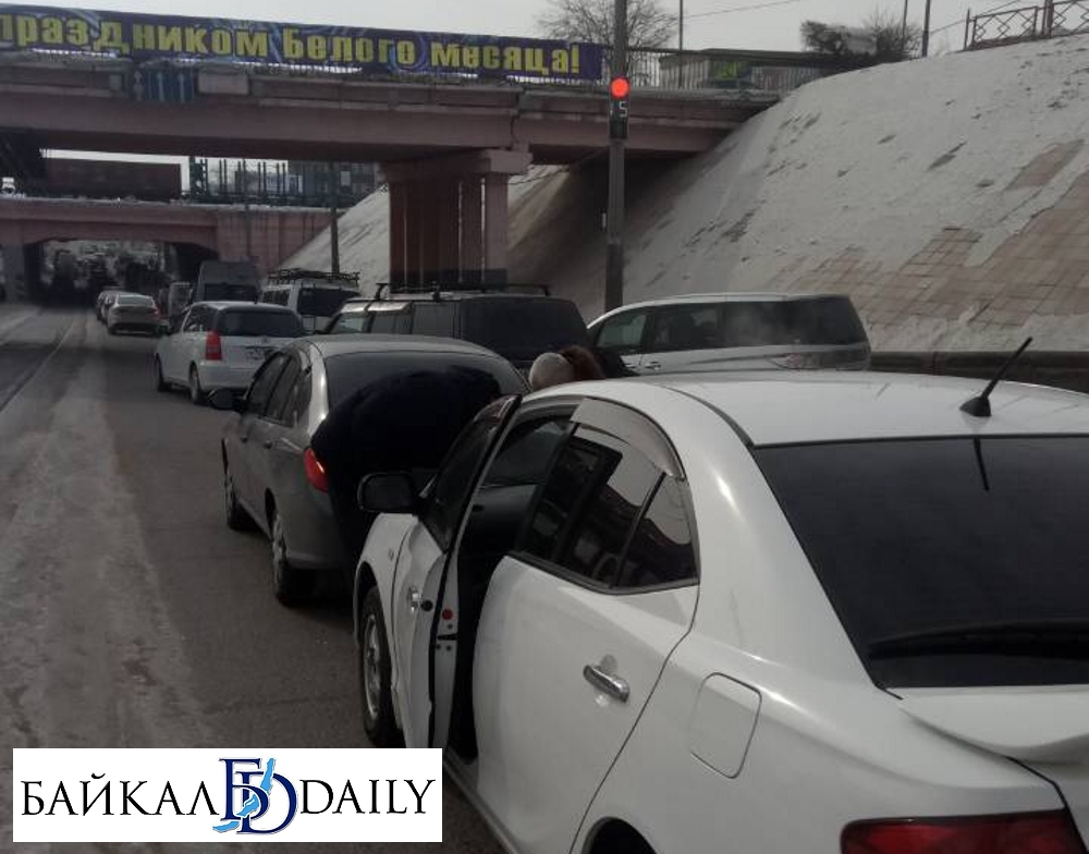 Байкал дейли реальном. Вольво центр на виадуке в Улан Удэ фото.